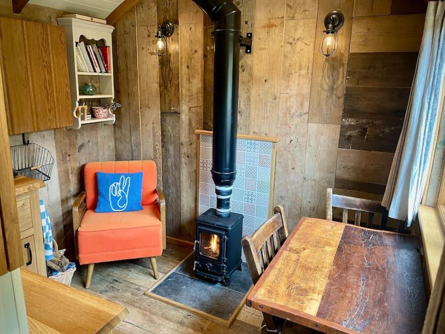 The Walnut Wagon In The Heart Of Mells. Apartment ฟรูม ภายนอก รูปภาพ
