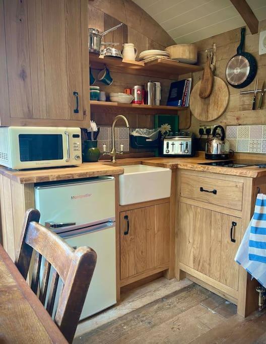 The Walnut Wagon In The Heart Of Mells. Apartment ฟรูม ภายนอก รูปภาพ